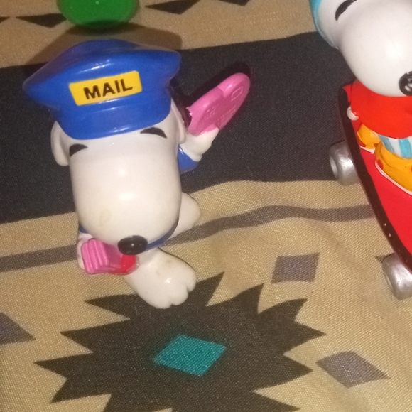 Vintage Peanuts Snoopy Mailman with Valentine Mini PVC Miniature Action Figure - Picture 6 of 7